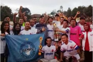 CAbupo Dudy berfoto bersama dengan juara sepak bola Ragawacana Cup.